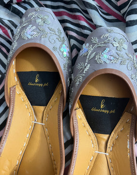 Purple lavender khussa