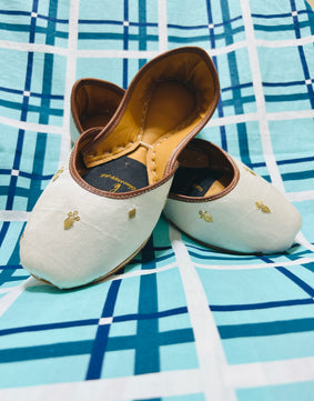 Silk zari off white ( Limited Stock Up to 47% 🤩 )